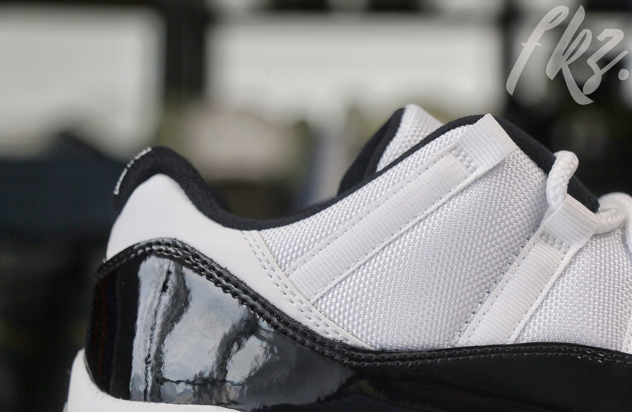 Air Jordan 11 Retro Low Concord