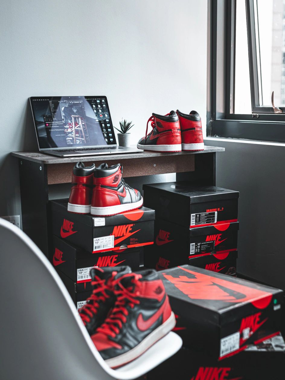 Air Jordan 1 OG Banned/Bred 2011 (LN5 A1 ,Deadstock,with tiny Flaws)
