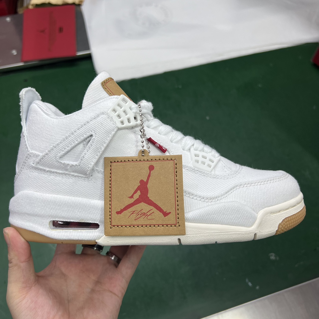Air Jordan 4 Retro Levi’s White (Levi’s Tag)