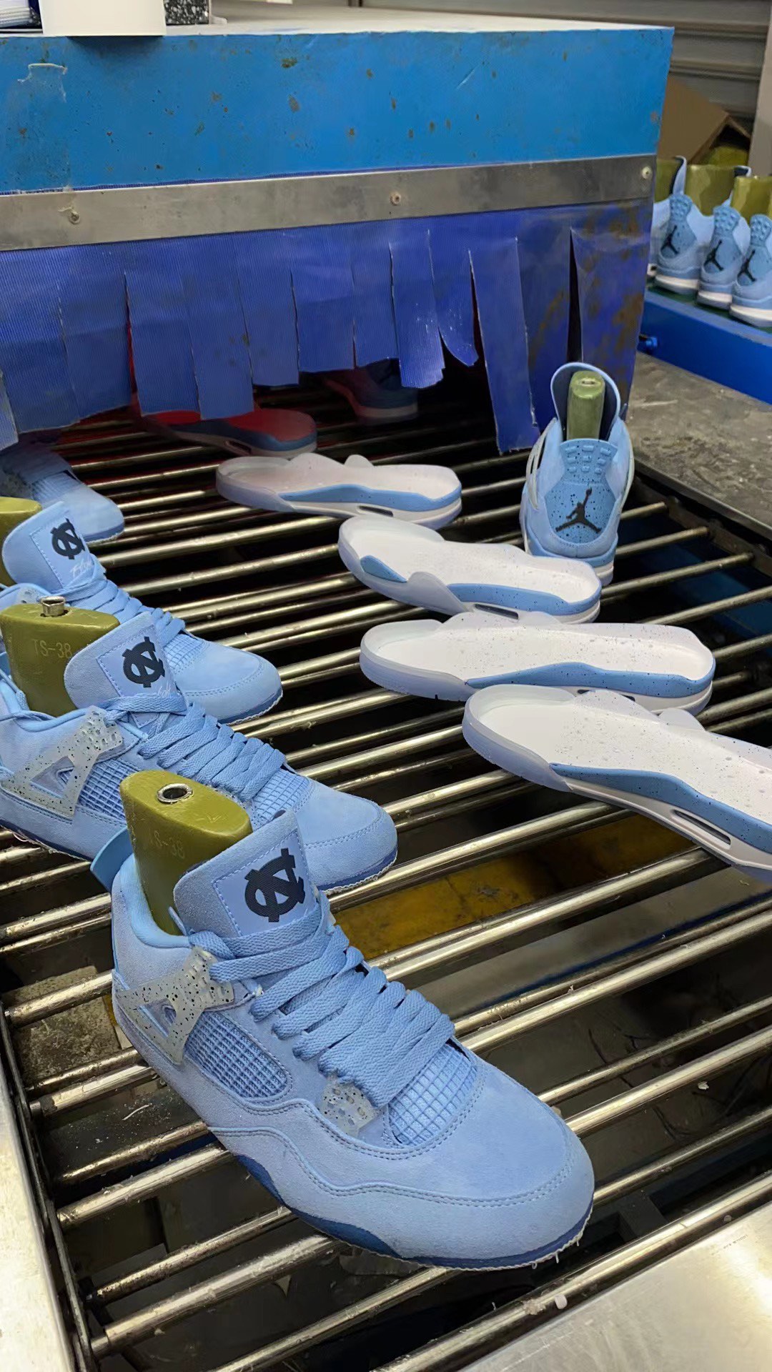 Air Jordan 4 Retro UNC (PE)