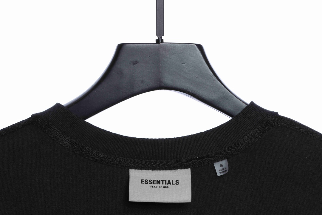 Essentials back silicone letter short sleeve