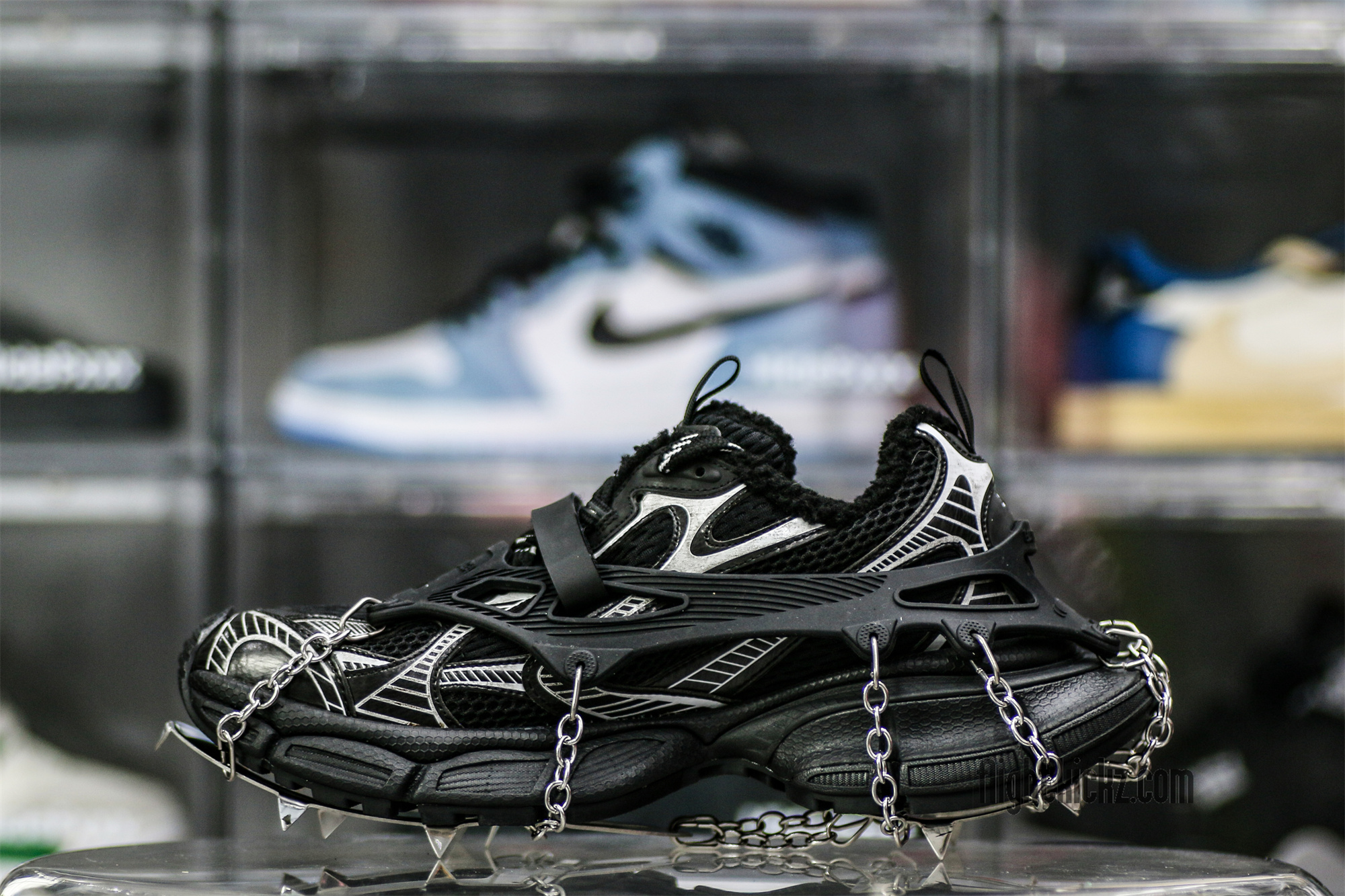 B@lenciag* 3XL Ski Sneaker in Black and white (Removable footwear chains)