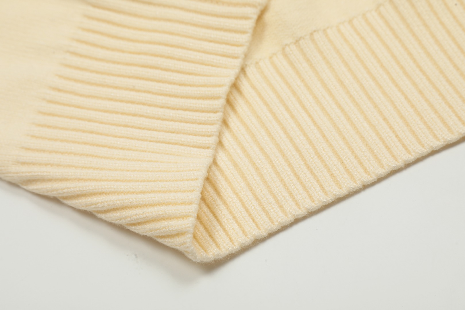 Am1 2024SS classic cream white jacquard big heart turtleneck sweater