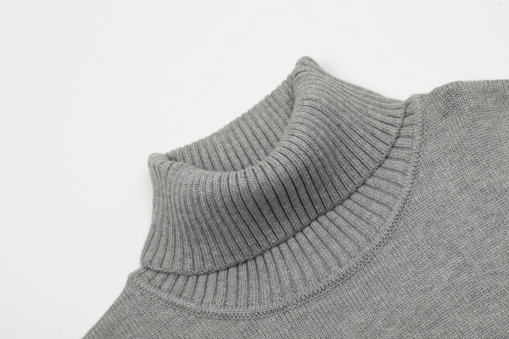 Am1 2024SS classic gray jacquard big heart turtleneck sweater